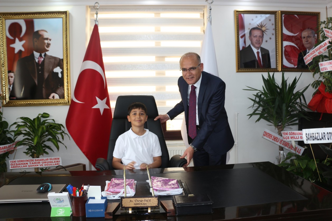 23 Nisan Dolayısıyla Belediye Başkanımızın koltuğuna Hira TUZLU ve Tahsin Eren KAPLAN oturdu.